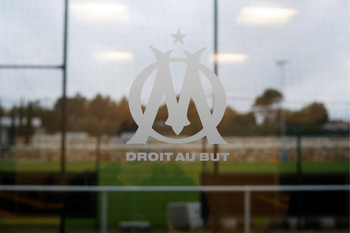 om logo